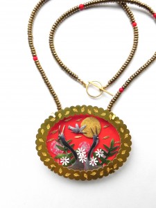 2 Kraniche - Collier mit Messing- und Stahlblech Handbemalt Hematit Achat und Blattgold - Melanie Tomlinson (UK)