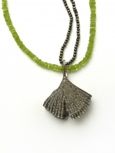 IM WORT GINKGO - Doppelanhänger mit Pyrit- und Peridotkette