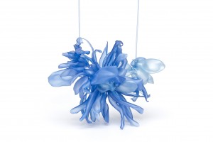 Fabiana Gadano - Anhänger Wild Water - PET receycled PVC Kordel Messing - Foto F.G.
