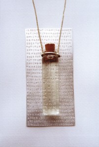 Ariane Hartmann - WASSER IST URSPRUNG - Glass, Wasser, Kork, Schnur, Silber - Foto A.H.